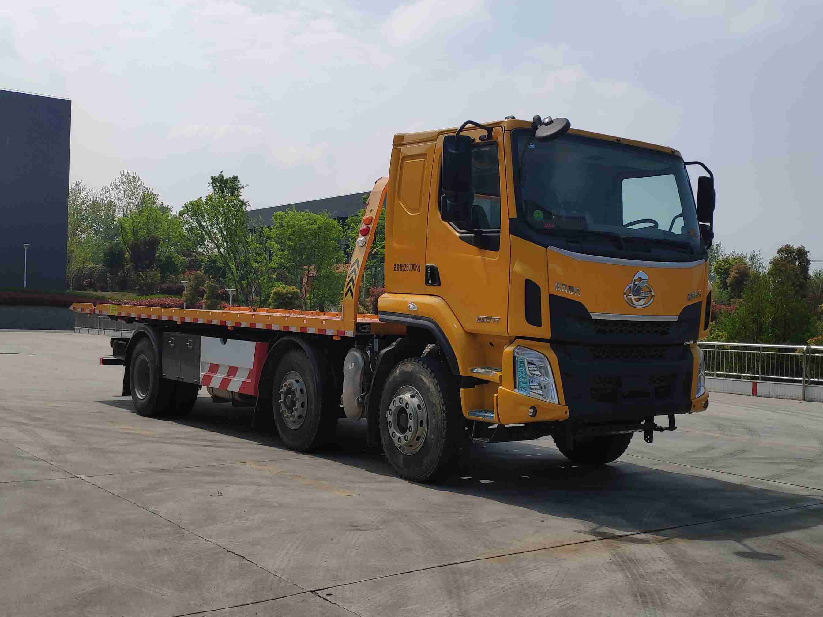 东风柳汽小(xiǎo)三轴重型平板清障車(chē)