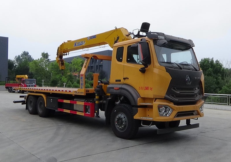 重汽豪沃后双桥大型平板清障車(chē)带随車(chē)吊