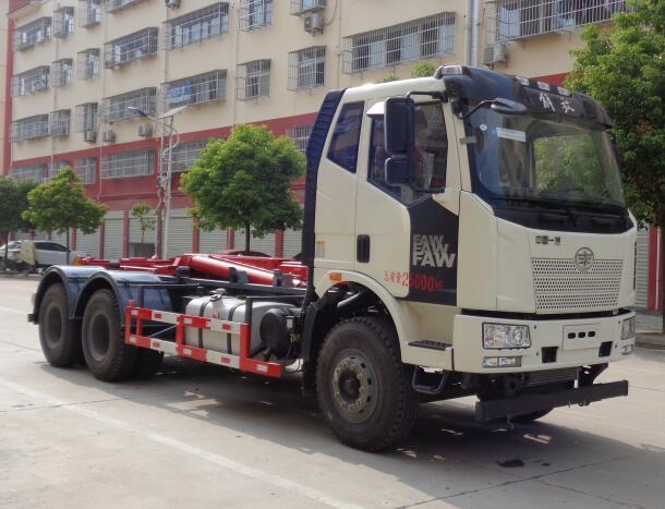 解放后双桥勾臂式垃圾車(chē)